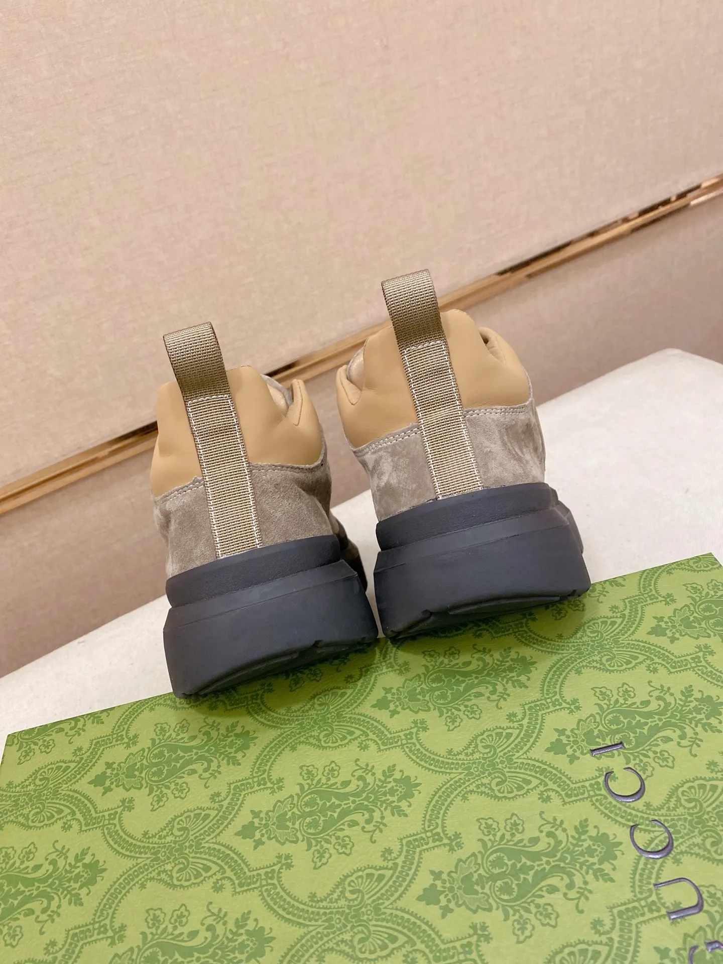 Men's men's shoes 💰 462💰🇮🇹🇮🇹GUCCI (Gucci) top 🔍🔍 new models are on sale at the same time at the counter. The uppers 🇮🇹 are imported from Italy and are made of top-grain cowhide. Fully imported genuine leather lining 💪💪, completely 1⃣️ to 1⃣️ replica 🇮🇹💪💪, ⚠ sole: original sole provided by the original factory, exclusive movable molded sole super comfortable, ⚠ original factory follow-up, 🔍🔍 high quality, you can go in and out of the counter at will, welcome to compare⚠. Code number:38-44